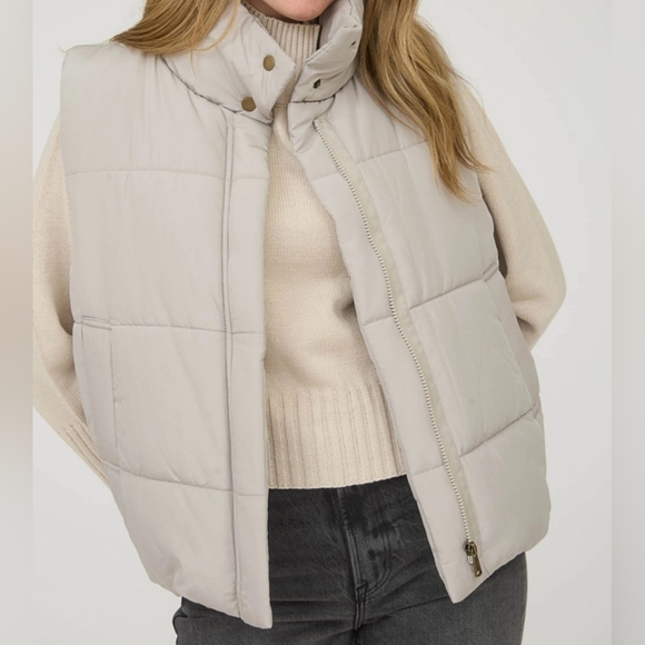 #790 🛑048 S,M,L Fabulous Solid Zip Up Puffer Vest - Picture 5 of 9